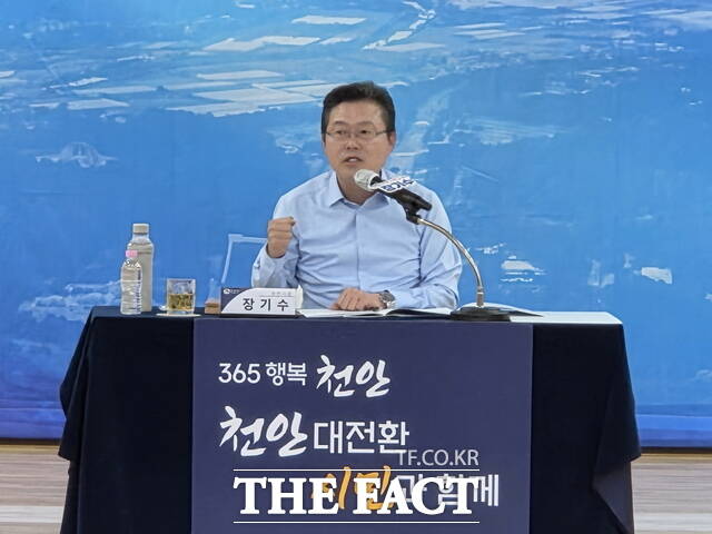 14일 천안축구센터에서 열린 천안의 미래, 시민에게 듣다 간담회에서 장기수 천안시장이 문성·봉명·성정1·2동 주민들과 직접 소통하며 의견을 나누고 있다. /정효기 기자