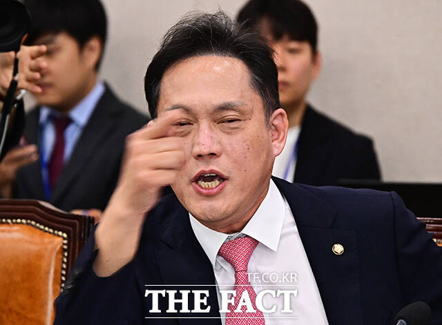 김태규 국민의힘 의원이 15일 오전 서울 여의도 국회에서 열린 김승원 법무부 장관 후보자 인사청문회에 참석해 김남희 더불어민주당 의원의 의사진행 발언에 항의하고 있다. /국회=배정한 기자