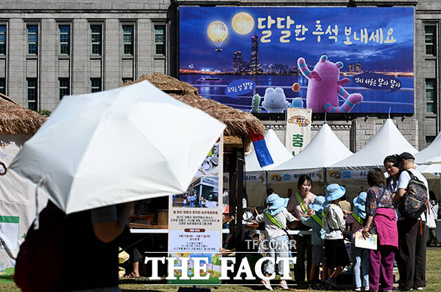 추석을 일주일여 앞둔 15일 오전 '2026 추석맞이 서로장터'가 서울 중구 서울광장 일대에서 열린 가운데 시민들이 장을 보고 있다. /박상민 기자