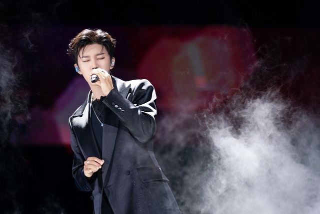 가수 임영웅이 '2026 더팩트 뮤직 어워즈'에서 데뷔 10주년 기념 스페셜 앨범 'IM HERO 10'에 수록된 신곡 '부디 행복해질 것' 무대를 선보인다./물고기뮤직