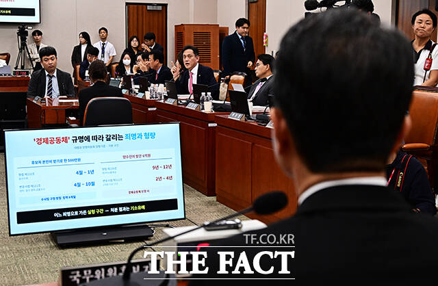 김승원 법무부 장관 후보자가 15일 오후 서울 여의도 국회에서 열린 인사청문회에 참석해 질의에 답변을 하고 있다. /국회=배정한 기자