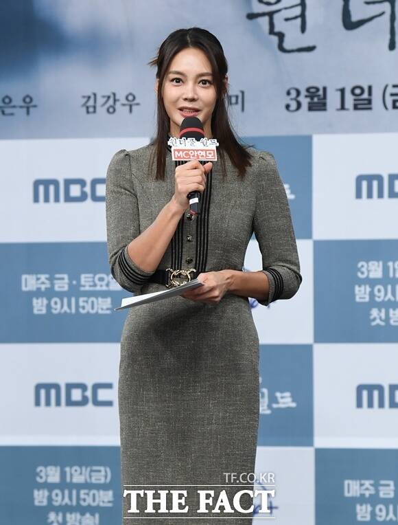 방송인 안현모가 SM C&C에 새 둥지를 틀었다. 사진은 안현모가 2024년 2월 서울 마포구 상암동 MBC 골든마우스홀에서 열린 MBC 드라마 '원더풀 월드' 제작발표회에서 MC로 활약하는 모습. /더팩트 DB