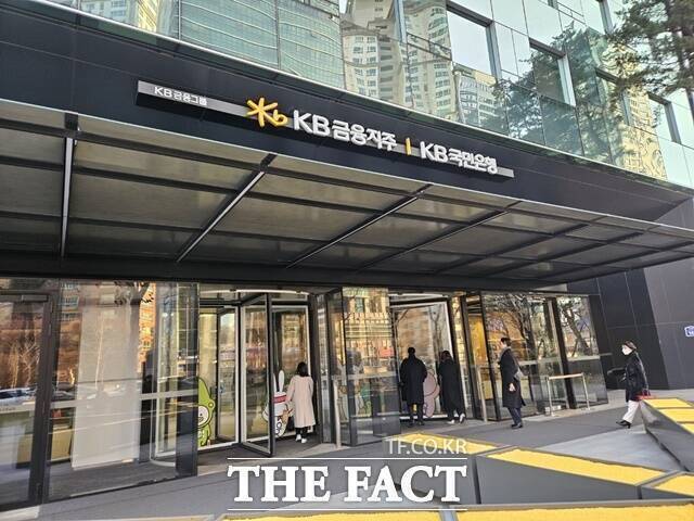 국민은행은 지난 14일 6억5000만유로 규모의 4년 만기 유로화 지속가능 이중상환청구권부 채권, 커버드본드 발행을 완료했다. /이선영 기자