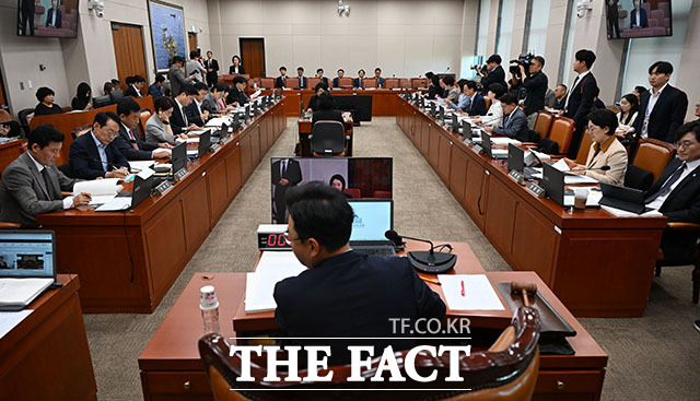 물 마시는 이소영 중소벤처기업부 장관 후보자.