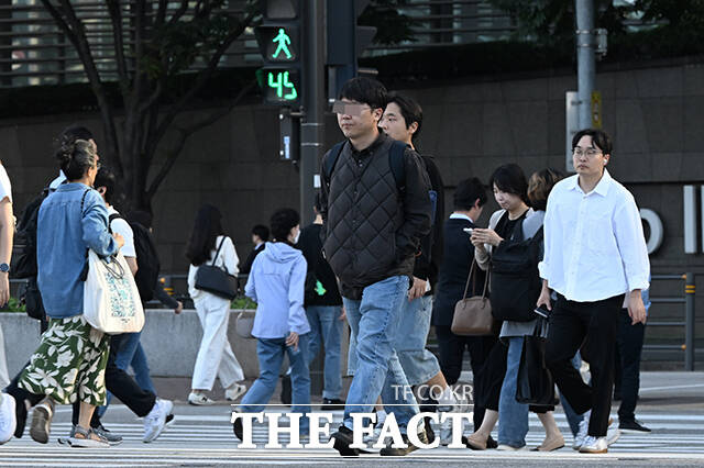 큰 일교차를 보이는 15일 오전 시민들이 서울 영등포구 여의도환승센터 일대에서 다양한 옷차림을 한 채 길을 건너고 있다. /김성렬 기자