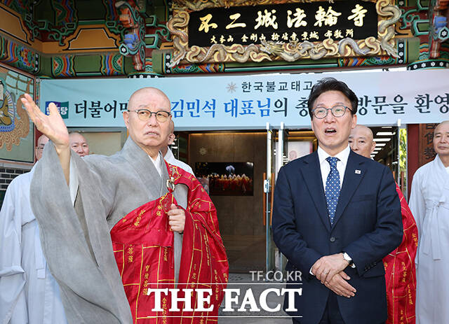 김민석 더불어민주당 대표가 15일 오후 서울 종로구 한국불교태고종법륜사에서 총무원장 상진스님(왼쪽)을 예방하고 있다. /국회사진기자단
