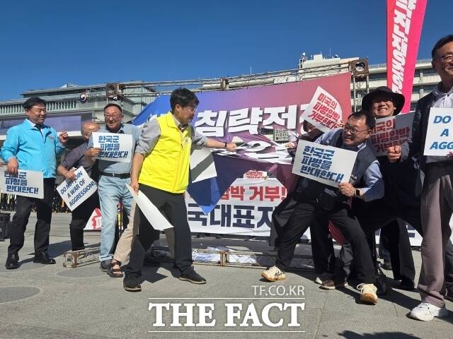 참여연대와 한반도평화행동 등 550여개 단체가 모인 미국의 침략전쟁 중단 한국군 파병 반대 긴급행동(긴급행동)은 15일 오후 서울 종로구 광화문 광장 세종대왕상 뒤편에서 기자회견을 열고 호르무즈 해협 파병 요청 거부를 촉구하며 이 자리에서 48시간 동안 농성에 돌입한다고 밝혔다. /안디모데 기자