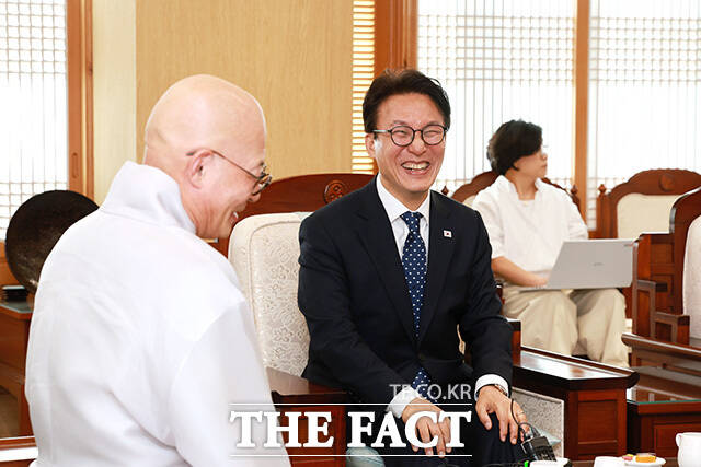 조계사 찾아 진우스님(가운데) 만난 김민석 대표.