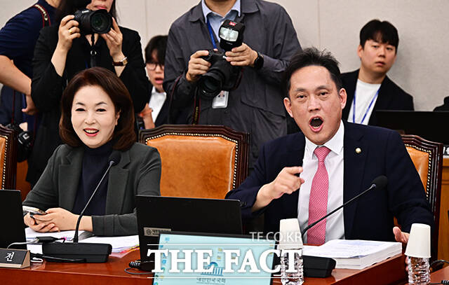 김태규 국민의힘 의원이 15일 오전 서울 여의도 국회에서 열린 김승원 법무부 장관 후보자 인사청문회에 참석해 김남희 더불어민주당 의원의 의사진행 발언에 항의하고 있다. /국회=배정한 기자