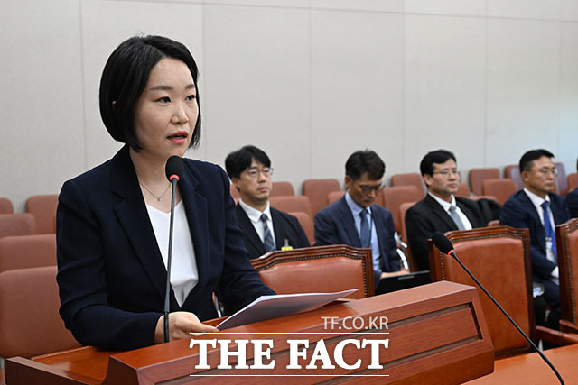 물 마시는 이소영 중소벤처기업부 장관 후보자.