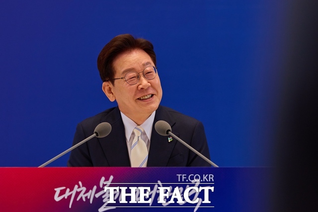 이재명 대통령은 18일 오전 10시 청와대 영빈관에서 취임 뒤 7번째 기자회견을 갖는다. 이 대통령이 6월 8일 청와대 영빈관에서 열린 취임 1주년 기자회견에서 미소를 짓고 있다. /청와대
