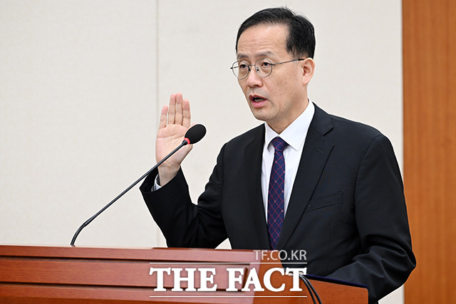 이형일 경제부총리 겸 재정경제부 장관 후보자가 15일 국회 인사청문회에서 과천 아파트 비거주 논란에 대해 