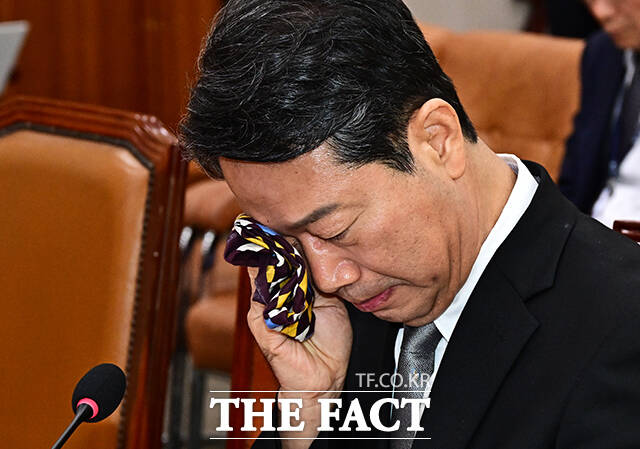 눈물 닦는 김승원 법무부 장관 후보자.