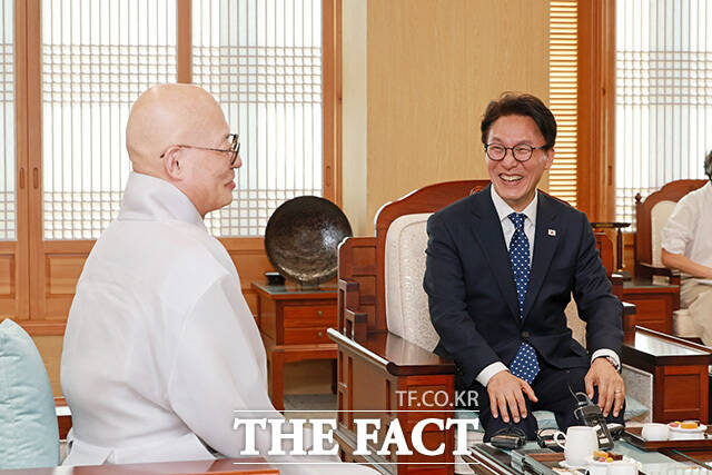 김민석 더불어민주당 대표(오른쪽)가 15일 오후 서울 종로구 조계사에서 대한불교조계종 총무원장 진우스님을 예방하며 환담을 나누고 있다. /국회사진기자단