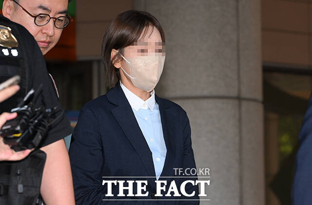 김승원 법무부 장관 후보자에게 신약 관련 청탁을 한 의혹을 받는 브로커 양모 씨가 15일 오후 서울 마포구 서울서부지방법원을 나서고 있다. /박헌우 기자
