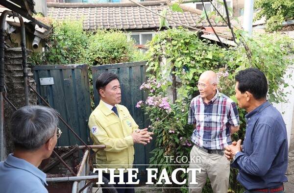 황인호 동구청장이 지난 14일 소제구역 내 빈집을 찾아 현장 상황을 점검하고 있다. /대전시 동구