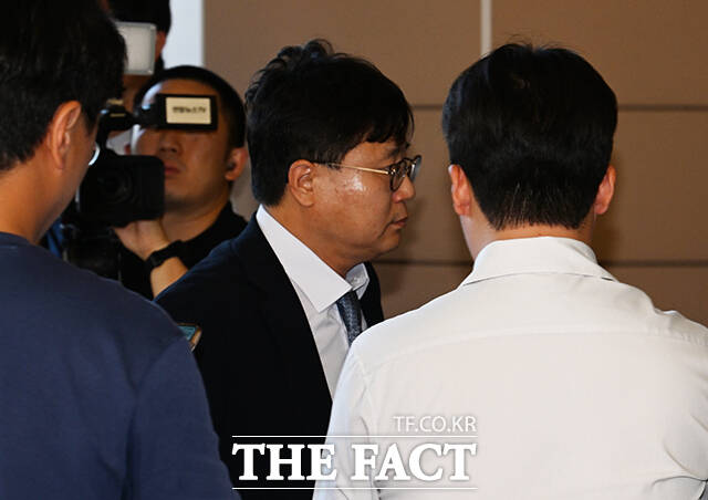 김승원 법무부 장관 후보자에게 신약 관련 청탁을 한 의혹을 받는 제넨셀 창업자 강세찬 씨가 15일 오후 서울 마포구 서울서부지방법원에 출석하고 있다. /박헌우 기자