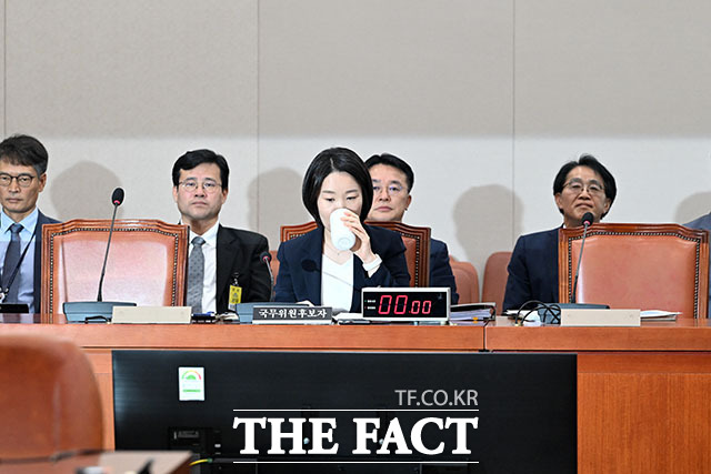 물 마시는 이소영 중소벤처기업부 장관 후보자.