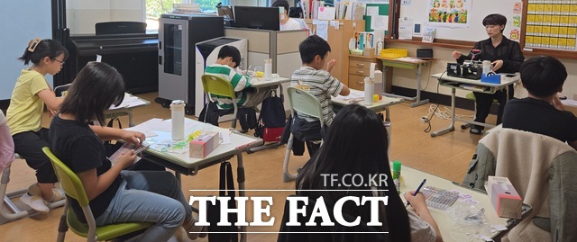 군위군청소년상담복지센터가 부계초등학교 학생들을 대상으로 운영하는 인성 여행 집단상담에서 학생들이 미술 활동을 통해 자신의 생각과 감정을 표현하며 인성 덕목을 익히고 있다. /군위군