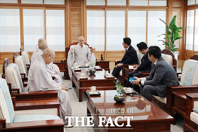 조계사 찾아 진우스님(가운데) 만난 김민석 대표.