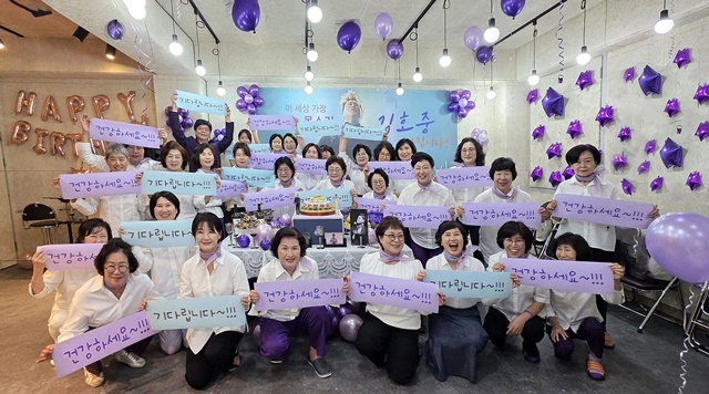 가수 김호중의 팬들로 구성된 시니어 여성 합창단 브라비시모콰이어가 창단 5주년을 맞아 오는 10월 2일 여의도 KBS홀에서 특별한 기념 음악회를 개최한다. 사진은 지난해 합창단 연습실에서 김호중 생일 축하행사를 가진 뒤 기념 사진을 찍은 모습이다. /브라비시모콰이어
