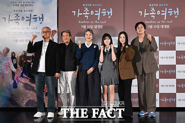정종섭 감독과 배우 남경읍, 이휘향, 홍정민, 서영희, 배우 겸 감독 김정태(왼쪽부터)가 15일 오후 서울 광진구 롯데시네마 건대입구관에서 열린 영화 가족여행 기자간담회에 참석해 포즈를 취하고 있다. /송호영 기자
