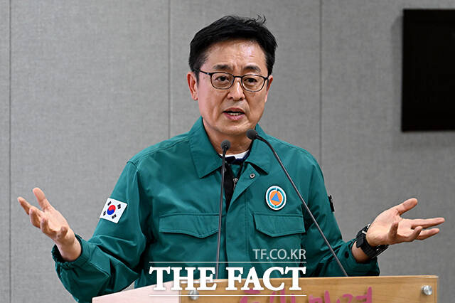 여장권 서울시 교통실장이 15일 오후 서울 중구 서울시청 브리핑룸에서 열린 서울 시내버스 파업 관련 브리핑에서 발언하고 있다. /박상민 기자
