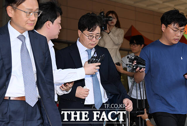 김승원 법무부 장관 후보자에게 신약 관련 청탁을 한 의혹을 받는 제넨셀 창업자 강세찬 씨가 15일 오후 서울 마포구 서울서부지방법원을 나서고 있다. /박헌우 기자