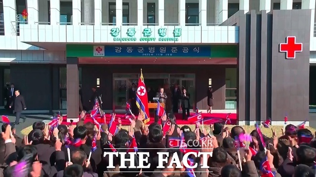 김정은 북한 국무위원장은 지난해 11월 19일 '지방발전 20×10 정책' 일환인 강동군병원 준공식에 참석했다. /뉴시스. 조선중앙TV 갈무리.