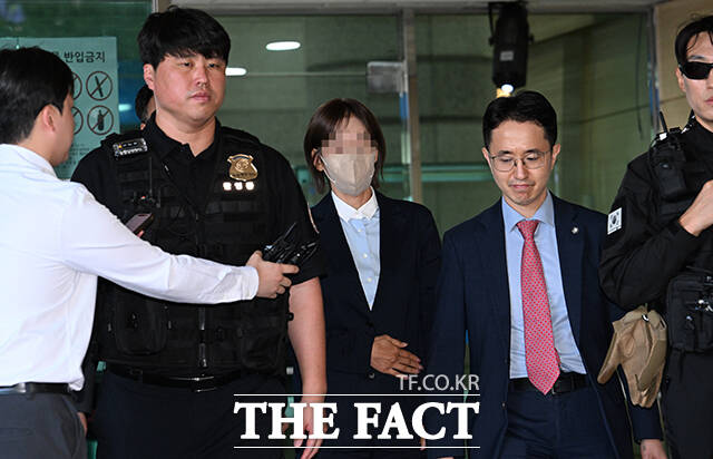 김승원 법무부 장관 후보자에게 신약 관련 청탁을 한 의혹을 받는 브로커 양모 씨가 15일 오후 서울 마포구 서울서부지방법원을 나서고 있다. /박헌우 기자
