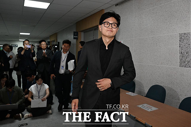 한동훈 무소속 의원이 15일 오후 서울 여의도 국회 의원회관에서 기자회견을 열고 발언하고 있다. /국회=서예원 기자