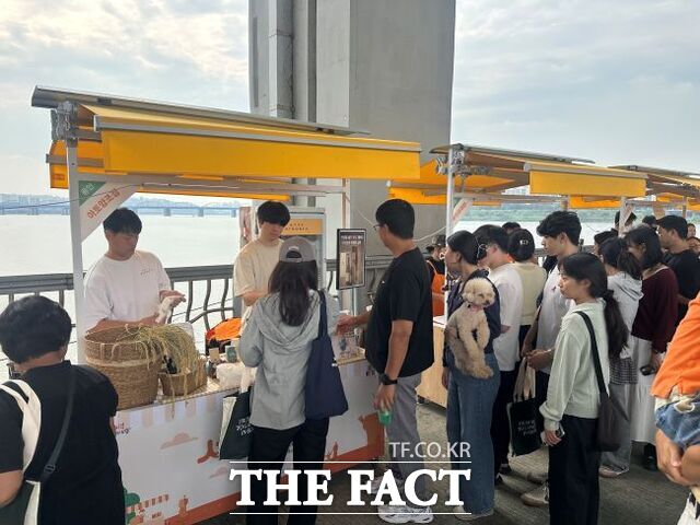 지난 13일 잠수교 뚜벅뚜벅 축제에 참가한 용인 지역 농가 농특산물 판매 업체들 /용인시
