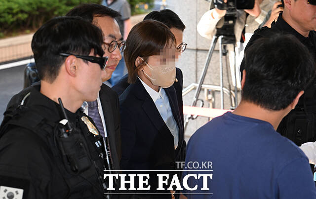 김승원 법무부 장관 후보자에게 신약 관련 청탁을 한 의혹을 받는 브로커 양모 씨가 15일 오후 서울 마포구 서울서부지방법원에 출석하고 있다. /박헌우 기자