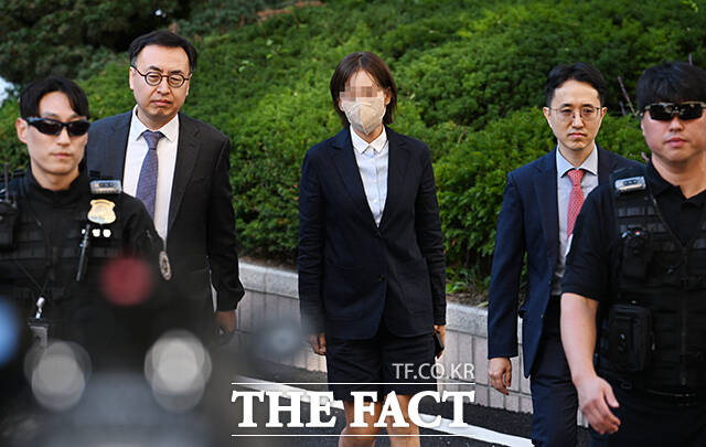 김승원 법무부 장관 후보자에게 신약 관련 청탁을 한 의혹을 받는 브로커 양모 씨가 15일 오후 서울 마포구 서울서부지방법원에 출석하고 있다. /박헌우 기자