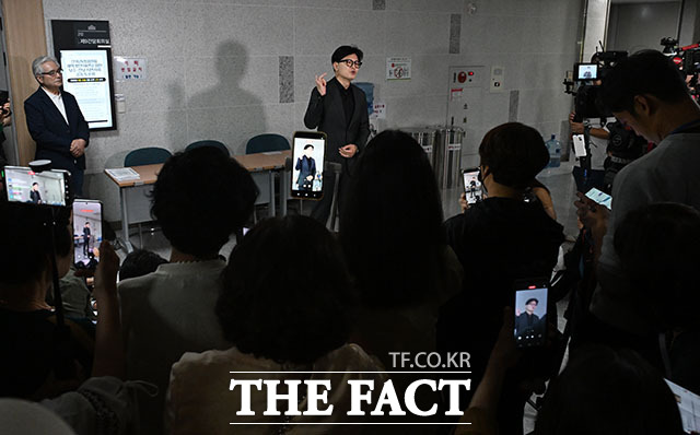 한동훈 무소속 의원이 15일 오후 서울 여의도 국회 의원회관에서 기자회견을 열고 발언하고 있다. /국회=서예원 기자
