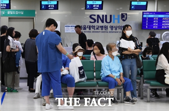 2024년 6월 24일 서울 종로구 서울대병원에 환자 및 보호자들이 진료를 받으러 기다리고 있다. /더팩트DB