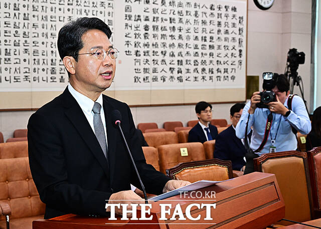 눈물 닦는 김승원 법무부 장관 후보자.