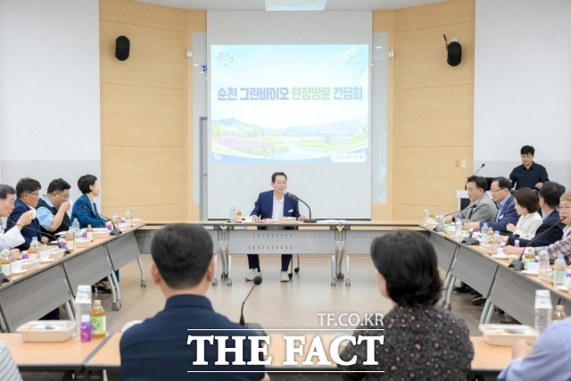 손훈모 순천시장이 승주읍 그린바이오 산업 현장을 찾아 관계자들과 간담회를 하고 있다. /순천시