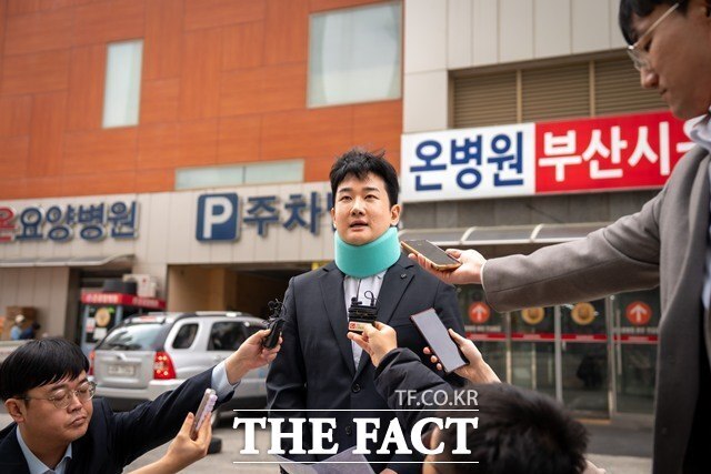 정이한 개혁신당 부산시장 후보가 4월 29일 퇴원하면서 기자회견을 하고 있다. /개혁신당