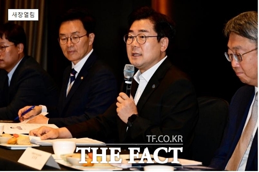 박찬대 인천시장(가운데)이 15일 서울 여의도 콘래드서울에서 열린 AI 커넥티드 모빌리티 기업 간담회에서 인사말을 하고 있다. /인천시