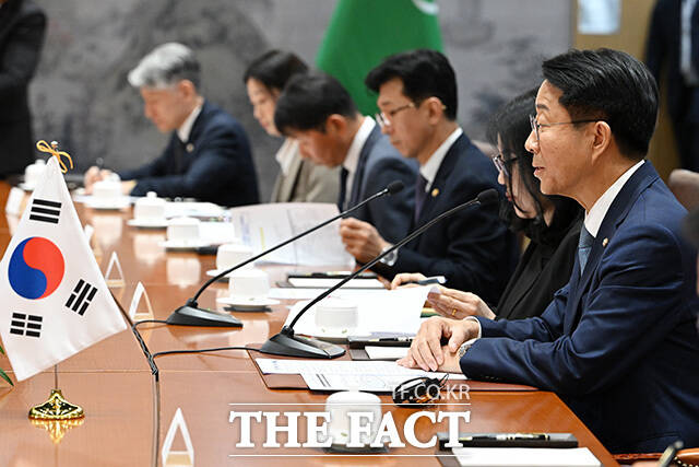 대화 나누는 조정식 국회의장(오른쪽)과 베르디무하메도프 투르크메니스탄 대통령.