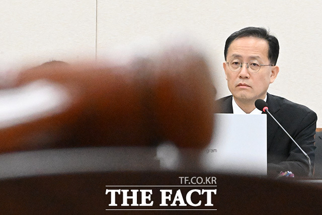 이형일 경제부총리 겸 재정경제부 장관 후보자가 15일 오전 서울 여의도 국회에서 열린 인사청문회에 참석해 의원 질의를 듣고 있다. /국회=남용희 기자