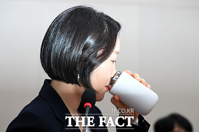 물 마시는 이소영 중소벤처기업부 장관 후보자.