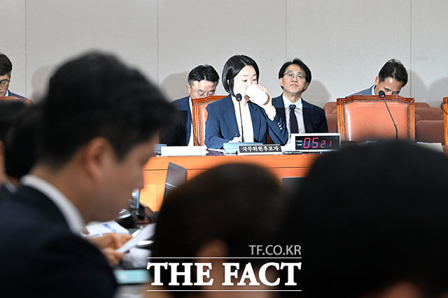 물 마시는 이소영 중소벤처기업부 장관 후보자.