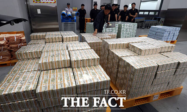 추석을 열흘 앞둔 15일 오전 서울 중구 한국은행 화폐수납장에서 현금 운송 관계자들이 시중은행에 공급될 추석 자금 방출 작업을 하고 있다. /사진공동취재단