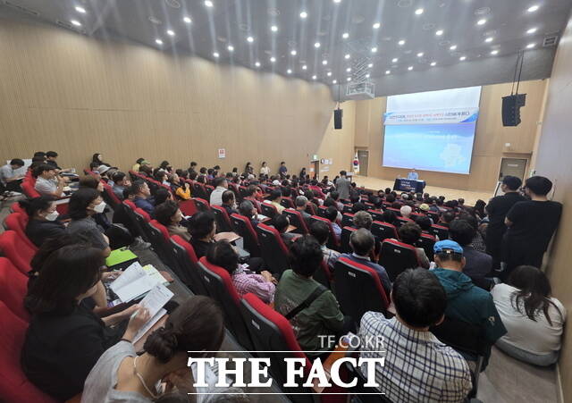 14일 천안축구센터에서 열린 천안의 미래, 문성·봉명·성정1·2동 시민에게 듣다 간담회 현장 모습. /정효기 기자