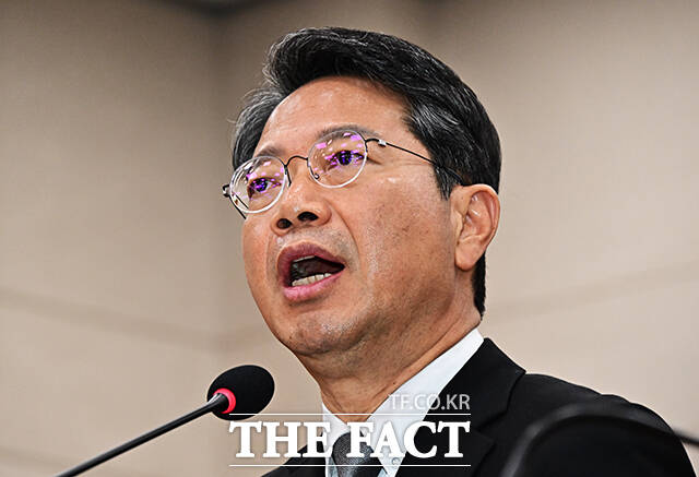 김승원 법무부 장관 후보자가 15일 오후 서울 여의도 국회에서 열린 인사청문회에 참석해 질의에 답변을 하고 있다. /국회=배정한 기자
