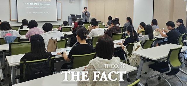 군위군청소년상담복지센터가 지난 12일 청소년과 학부모를 대상으로 마련한 나의 꿈이 현실이 되는 진로설계 특강에서 필립 글로벌교육정책개발원 대표가 진로·진학 전략을 설명하고 있다. /군위군