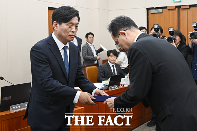 선서하는 이형일 경제부총리 겸 재정경제부 장관 후보자.