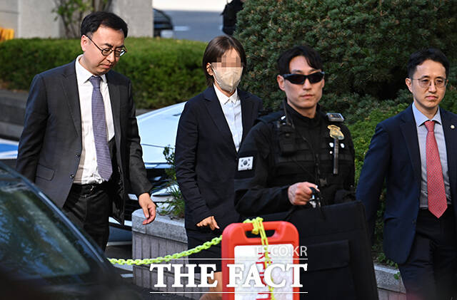 김승원 법무부 장관 후보자에게 신약 관련 청탁을 한 의혹을 받는 브로커 양모 씨가 15일 오후 서울 마포구 서울서부지방법원에 출석하고 있다. /박헌우 기자